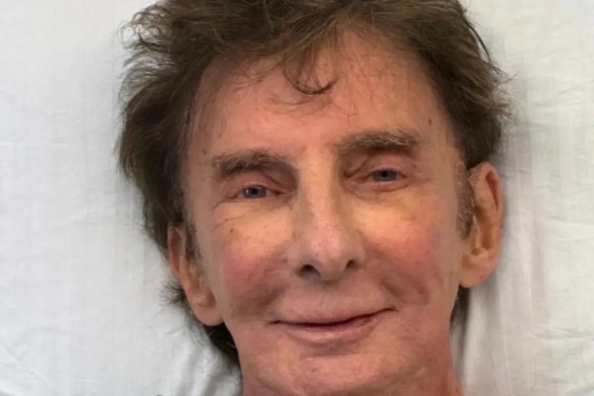 Barry Manilow Shares Hospital Selfie