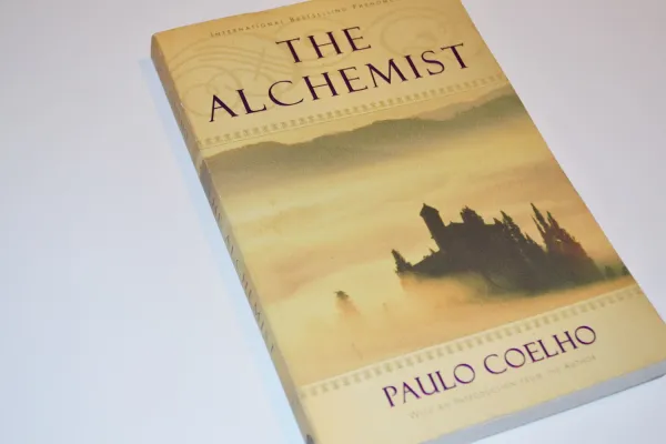 7 POWERFUL LIFE LESSONS YOU WILL LEARN FROM ‘THE ALCHEMIST’BY PAULO COELHO