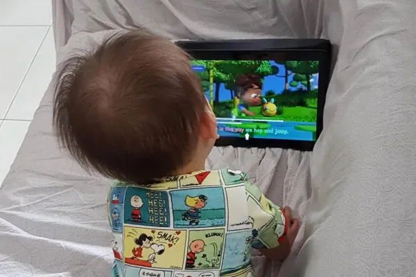 Infant Screen Time Linked to Autism-Like Signs