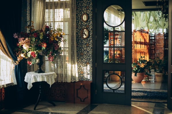 The Return of Vintage: Integrating Thrifted Decor into Modern Interiors